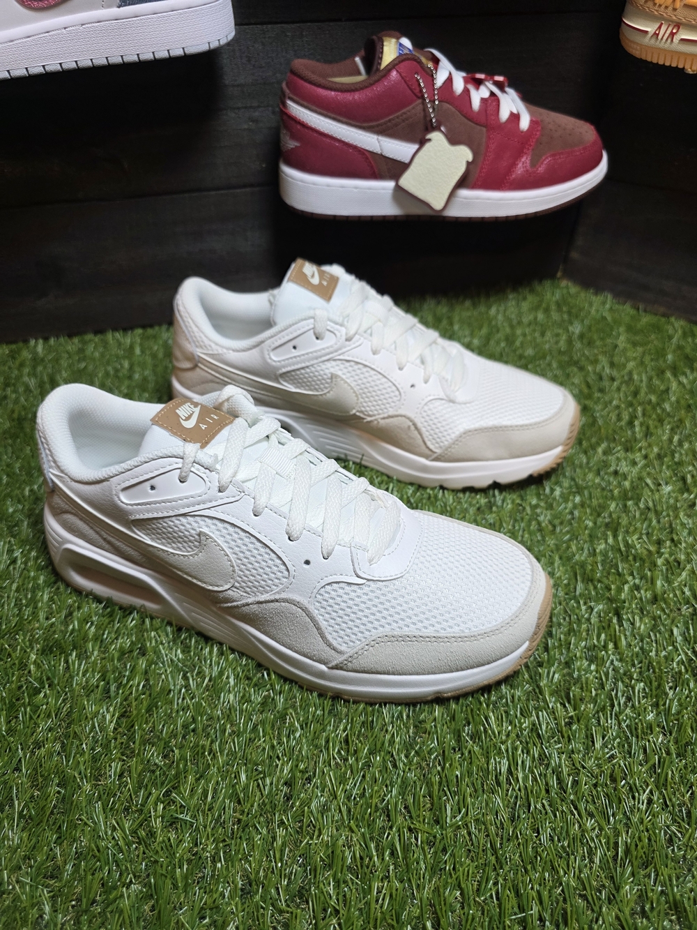 8.5w Nike Air Max Low-Top White/Tan Casual Sneakers
